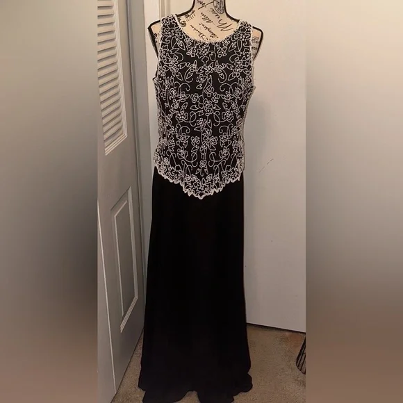 J Kara | Dresses | Beautiful J Kara Black Formal Dress Beaded Bodicefloor  Lengthsleeveless Sz 2 | Poshmark